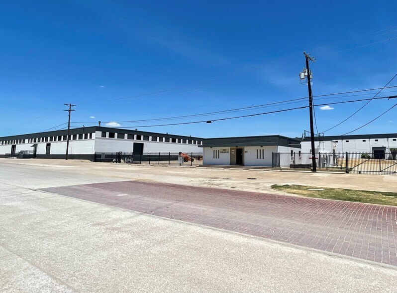 5501 Thelin St, Fort Worth, TX à louer - Photo du bâtiment - Image 2 de 8