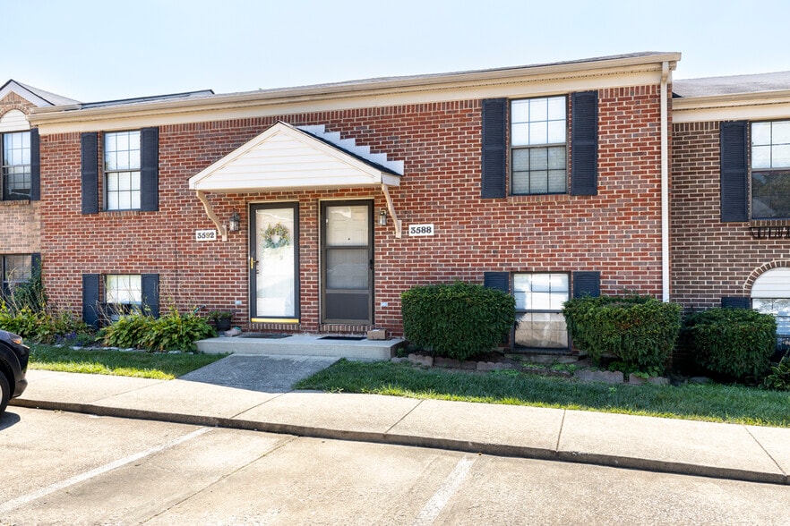Lexington, KY 9-Unit Townhome Portfolio portfolio of 9 properties for sale on LoopNet.ca - Building Photo - Image 1 of 25