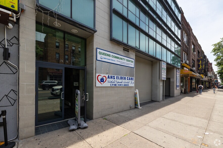 25-15 Steinway St, Astoria, NY à louer - Photo du bâtiment - Image 3 de 6