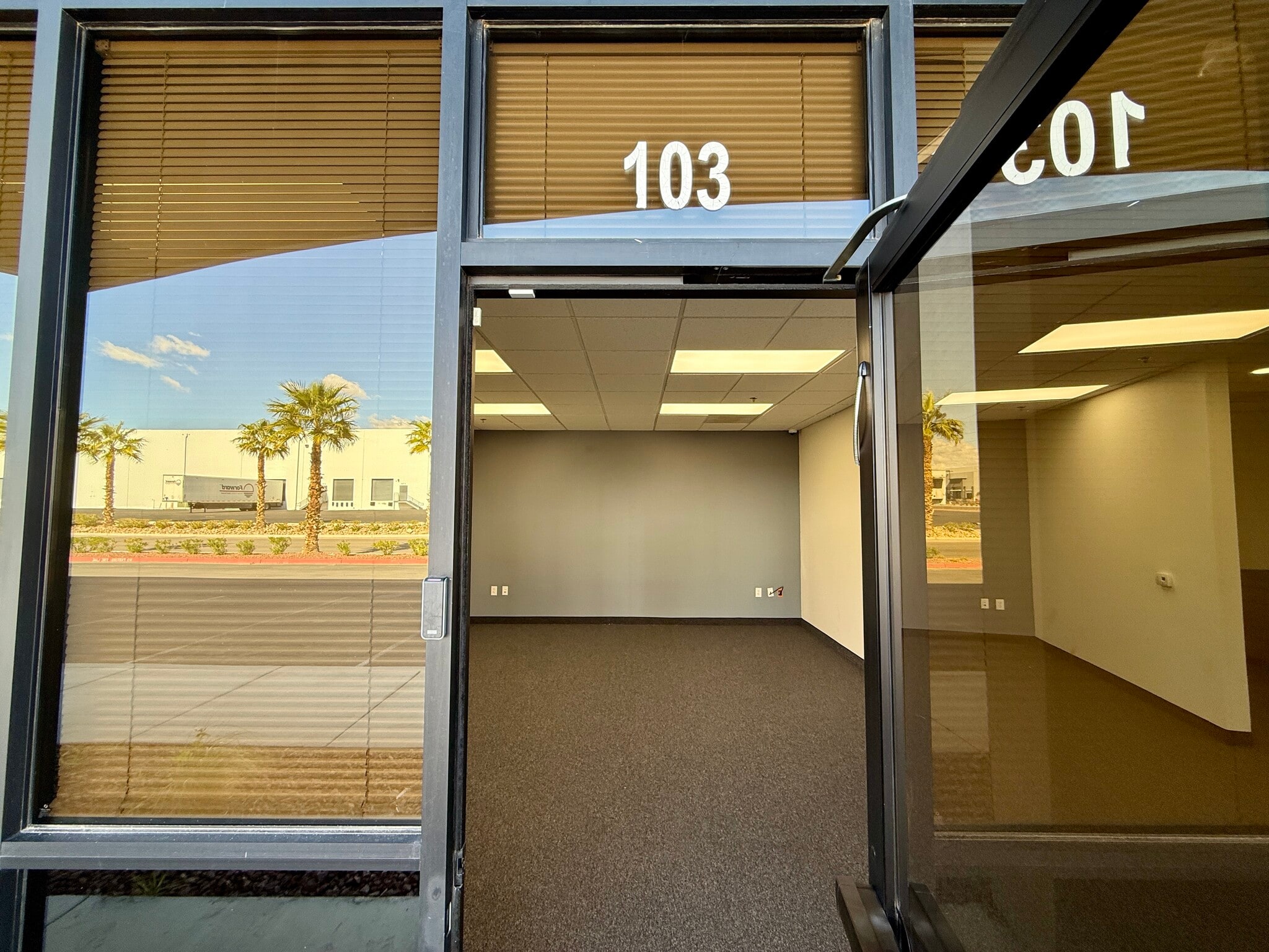 6180 North Hollywood Blvd, Las Vegas, NV à louer Photo du bâtiment- Image 1 de 14