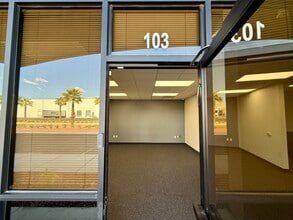 6180 North Hollywood Blvd, Las Vegas, NV à louer Photo du bâtiment- Image 1 de 14