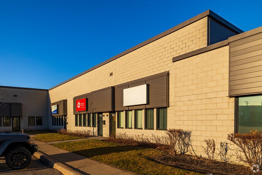 350-390 Rue Mcarthur, Saint-Laurent, QC à louer - Photo du bâtiment - Image 2 de 12