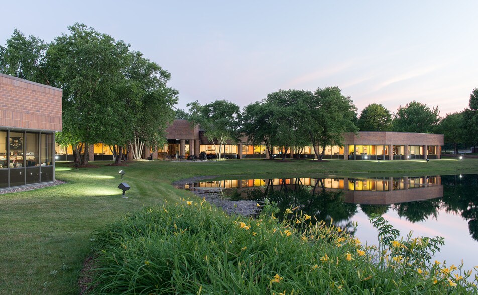 250 N Patrick Blvd, Brookfield, WI à louer - Photo du bâtiment - Image 1 de 9