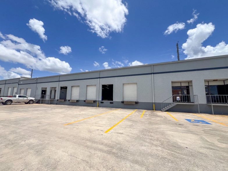 5810-5922 Business Park, San Antonio, TX for lease - Building Photo - Image 2 of 8
