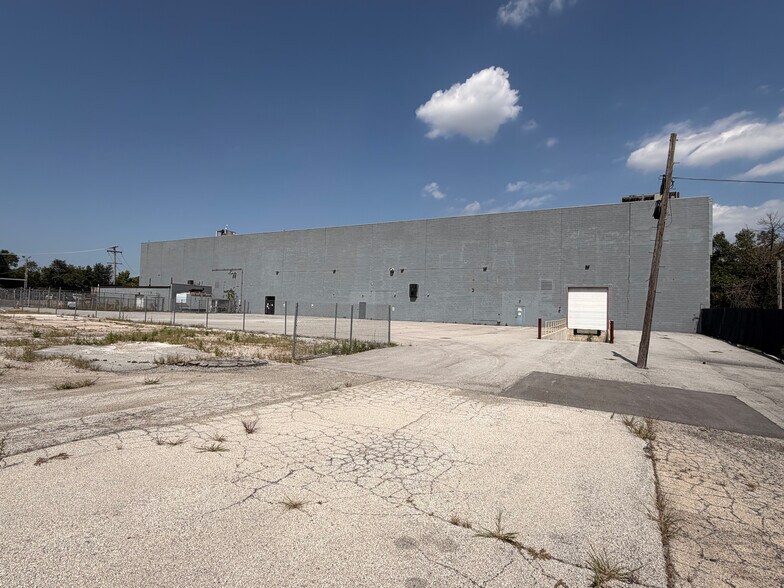 4500 W Chicago Ave, Chicago, IL à louer - Photo du bâtiment - Image 3 de 7