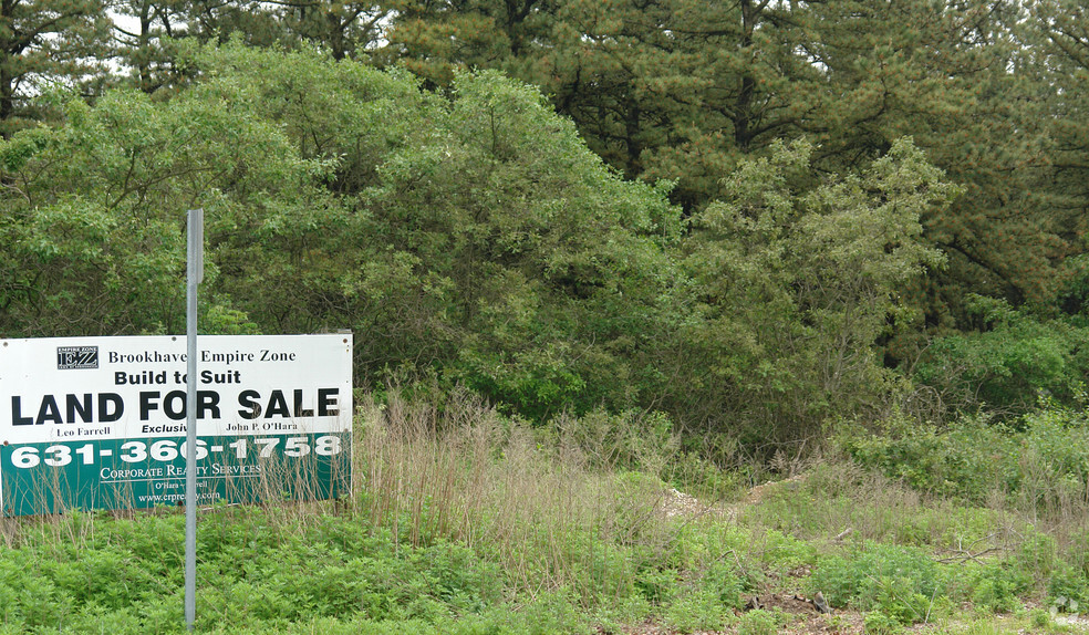 Station Rd, Bellport, NY à vendre - Photo principale - Image 1 de 1