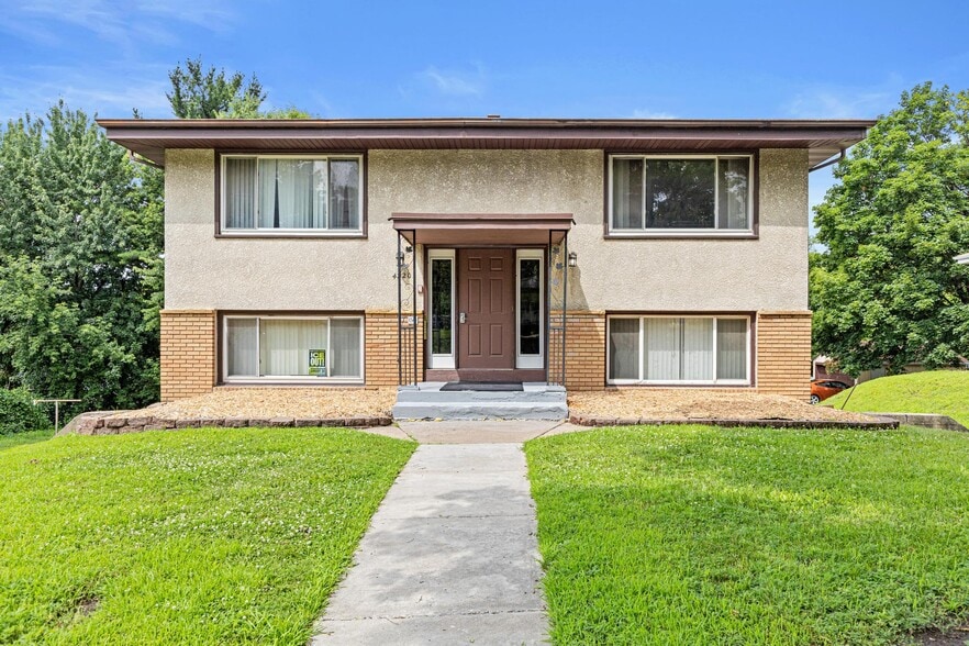 4220 4th St NE, Columbia Heights, MN à vendre - Photo du bâtiment - Image 1 de 47