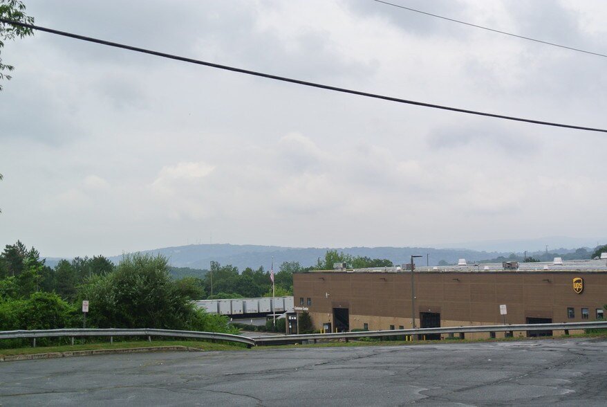 Mountain View Dr, Watertown, CT à vendre - Photo du bâtiment - Image 2 de 15