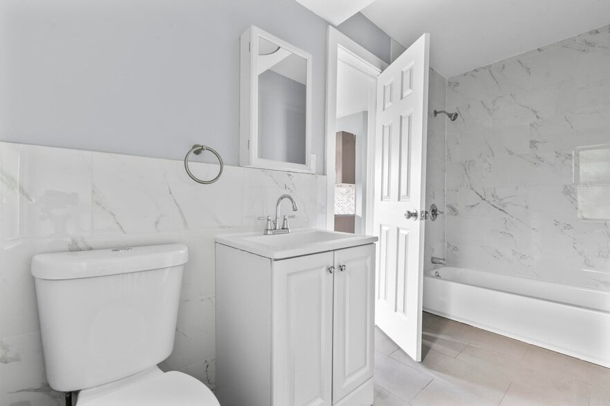 746 Maple St, Bridgeport, CT for sale - Interior Photo - Image 3 of 90