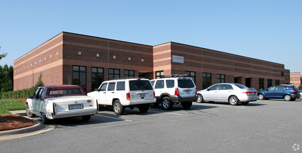 971-985 Pinebrook Knolls Dr, Winston-Salem, NC à louer - Photo du bâtiment - Image 3 de 5