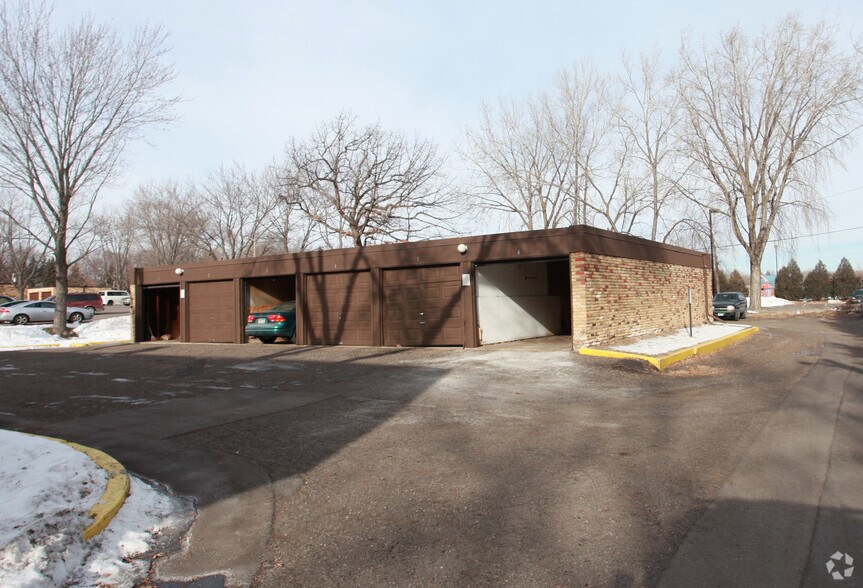 8420 42nd Ave N, New Hope, MN à vendre - Photo du bâtiment - Image 2 de 4