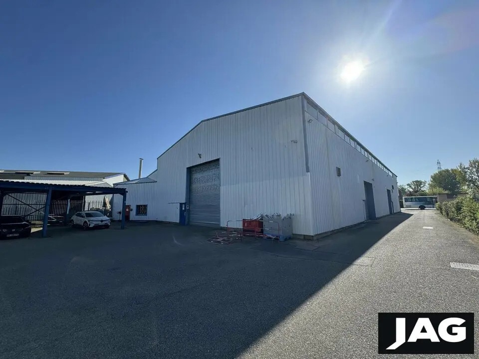 Flex in Vaulx-en-Velin for lease Building Photo- Image 1 of 11