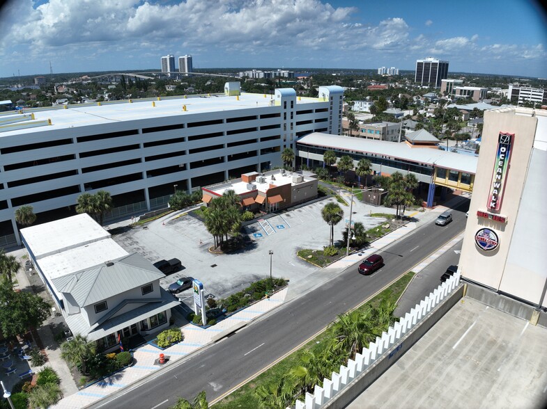 225 N Atlantic Ave, Daytona Beach, FL à louer - Photo du bâtiment - Image 3 de 8
