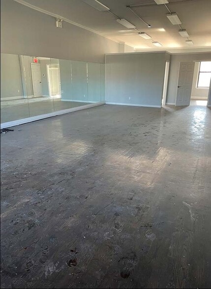9206 Jamaica Ave, Woodhaven, NY for lease - Interior Photo - Image 2 of 3