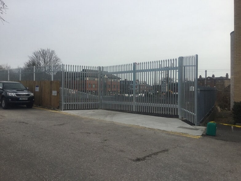 Beaconsfield Clos, Hatfield for lease - Building Photo - Image 2 of 9