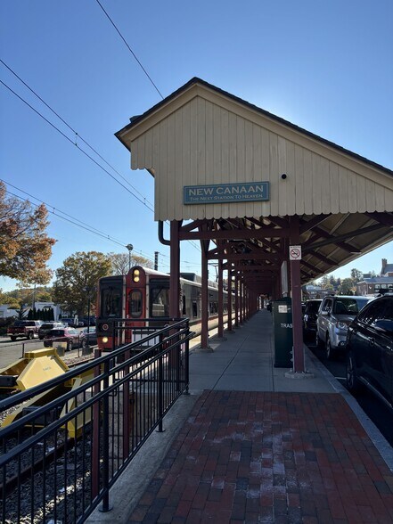 39-51 Pine St, New Canaan, CT à vendre - Photo du bâtiment - Image 3 de 15