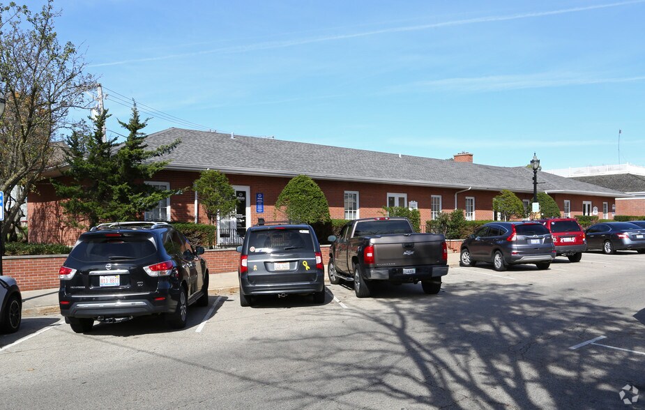 10-24 N Grant St, Crystal Lake, IL à vendre - Photo du bâtiment - Image 2 de 4