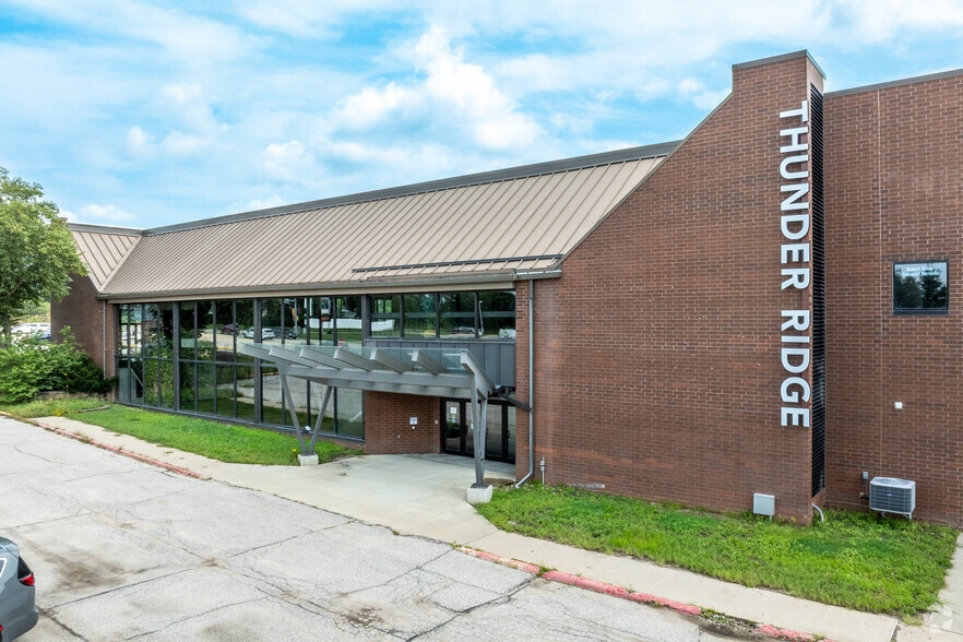 2302 W 1st St, Cedar Falls, IA for lease - Primary Photo - Image 1 of 9