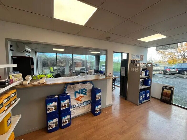 Office in Lormont for lease - Interior Photo - Image 2 of 11