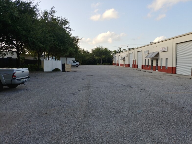 2700 25th St N, Saint Petersburg, FL à louer - Photo du bâtiment - Image 2 de 4