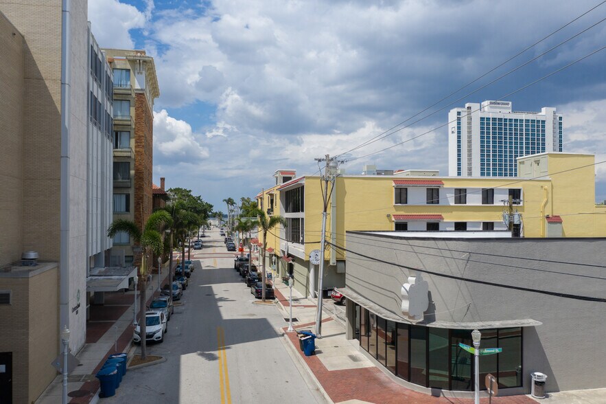 1529-1531 Lee St, Fort Myers, FL à vendre - Photo du bâtiment - Image 3 de 26