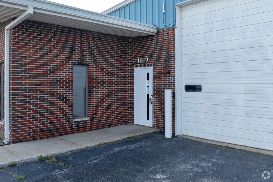 1019 E Summit St, Crown Point, IN à vendre - Photo du bâtiment - Image 3 de 39