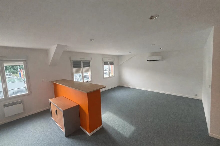 Flex dans Saint-Maximin-la-Sainte-Baume à louer - Photo du bâtiment - Image 3 de 9