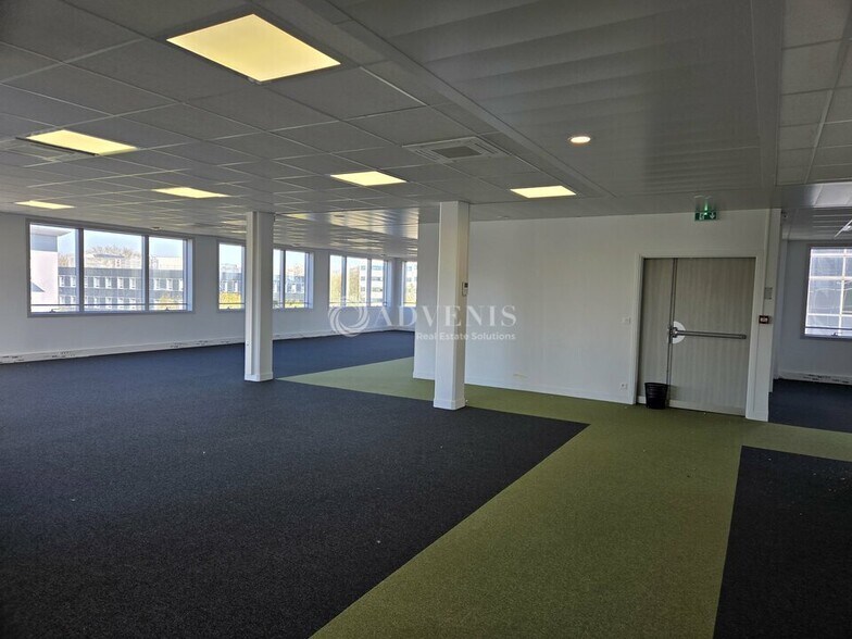 Office in Villepinte for lease - Interior Photo - Image 1 of 15