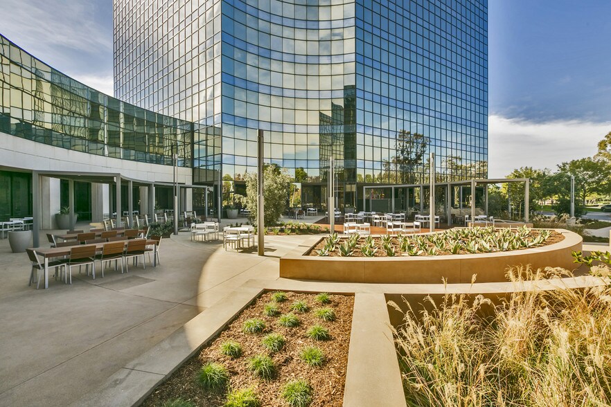 5000 Birch St, Newport Beach, CA à louer - Photo du bâtiment - Image 2 de 4