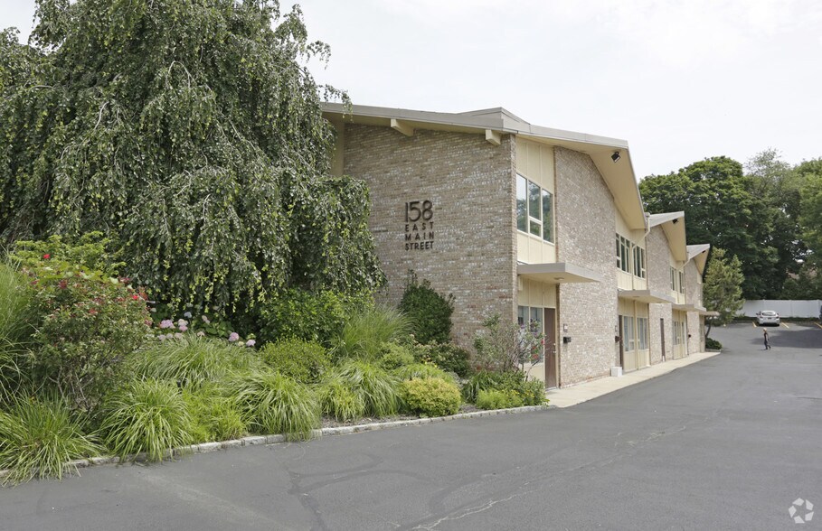 158 E Main St, Huntington, NY à louer - Photo du bâtiment - Image 1 de 8