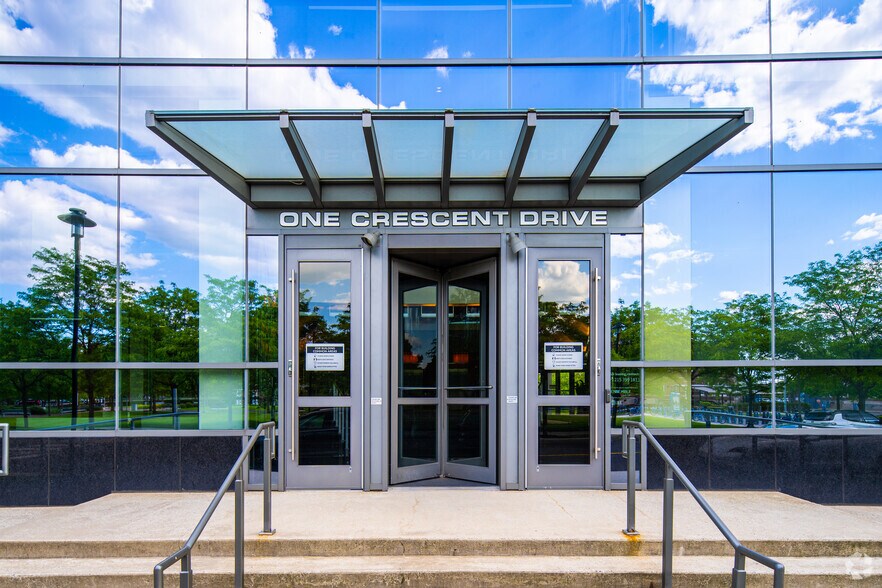 1 Crescent Dr, Philadelphia, PA à louer - Photo du bâtiment - Image 2 de 9