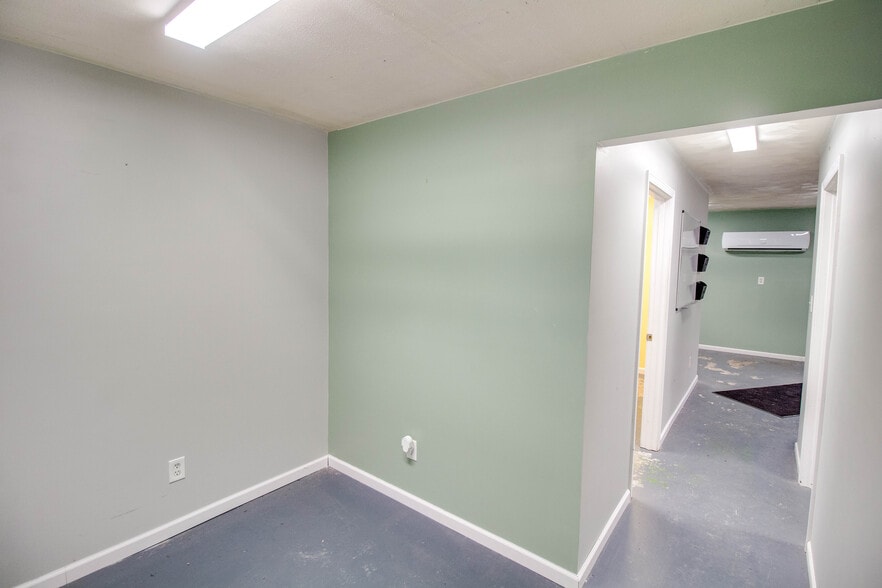 98 Curtis St, Jerseyville, IL for sale - Interior Photo - Image 3 of 23