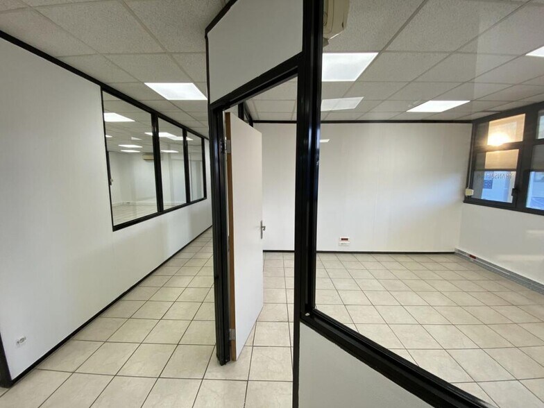 13 Allée Des Tulipiers, Bron for sale - Interior Photo - Image 3 of 12