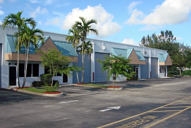 4600-4628 Hiatus Rd, Sunrise, FL à louer - Photo du bâtiment - Image 2 de 3