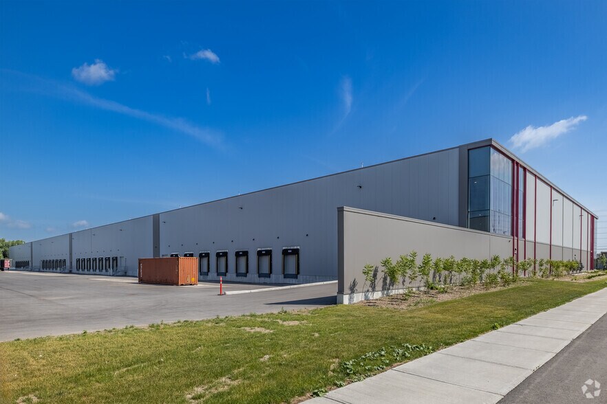 405 Huntmar Dr, Ottawa, ON à louer - Photo du bâtiment - Image 3 de 15