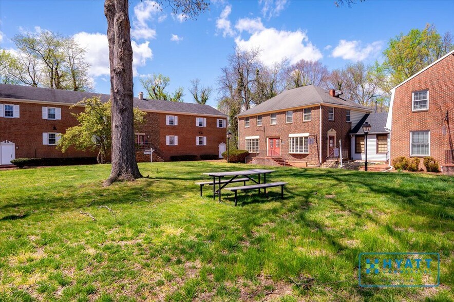 1666 Village Grn, Crofton, MD à vendre - Photo du bâtiment - Image 3 de 8