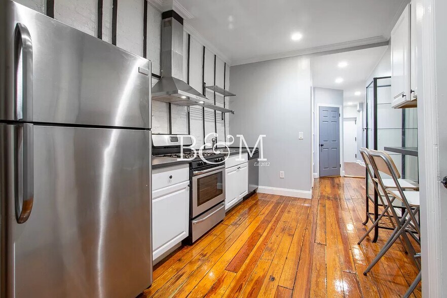 313 Stockholm St, Brooklyn, NY for sale - Interior Photo - Image 2 of 12