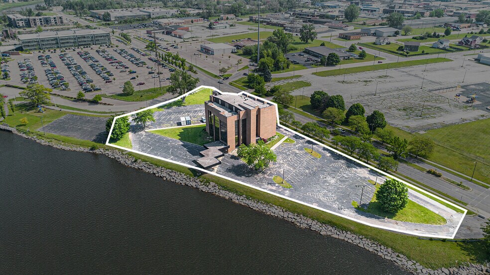 400 Riverview Dr, Benton Harbor, MI à vendre - Photo du bâtiment - Image 1 de 23