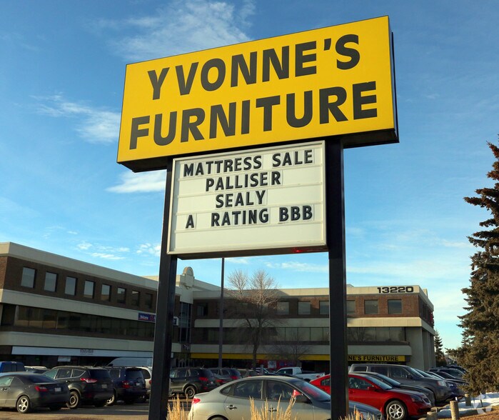 13220 St Albert Trl, Edmonton, AB à louer - Photo du bâtiment - Image 2 de 6