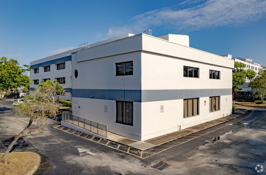 7710 NW 71st Ct, Tamarac, FL à louer - Photo du bâtiment - Image 2 de 15