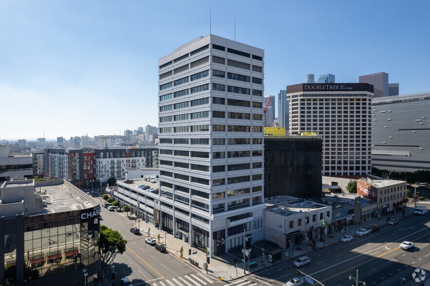 250 E 1st St, Los Angeles, CA à louer - Photo du bâtiment - Image 1 de 4