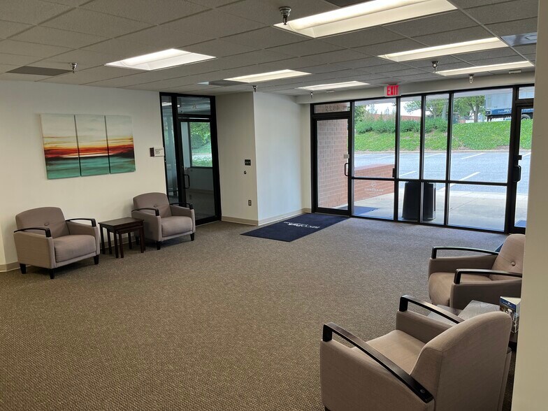 4315-4325 Forbes Blvd, Lanham, MD à louer - Hall d’entrée - Image 2 de 7