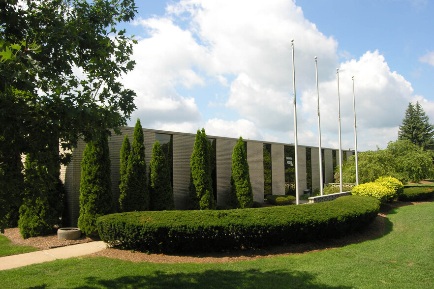 43043-43045 W 9 Mile Rd, Novi, MI for lease - Building Photo - Image 1 of 4