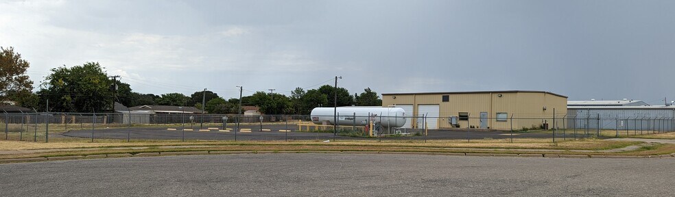 1416 Twin Oaks St, Wichita Falls, TX for lease - Primary Photo - Image 1 of 33