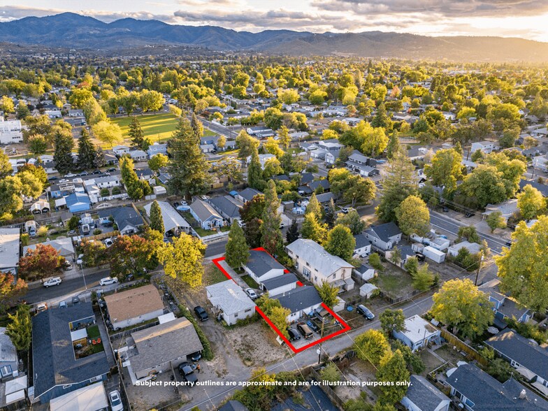 1036 W 12th St, Medford, OR à vendre - Photo du bâtiment - Image 2 de 51