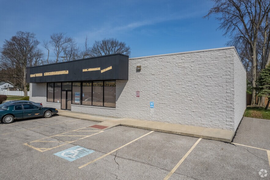 27650 Lorain Rd, North Olmsted, OH à louer - Photo du bâtiment - Image 2 de 7