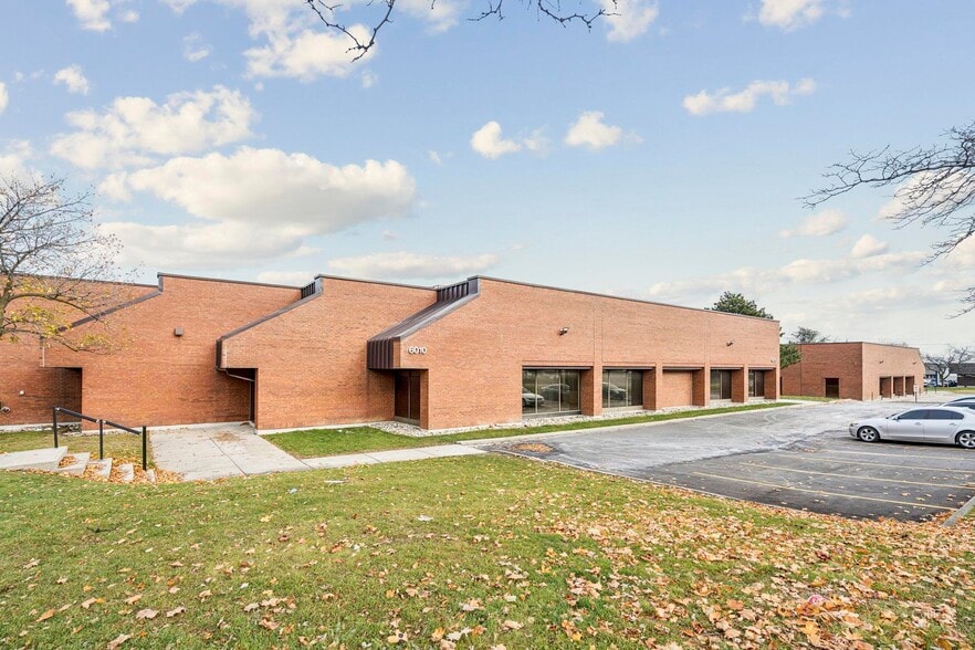6010-6020 Ambler Dr, Mississauga, ON à vendre - Photo du bâtiment - Image 1 de 5