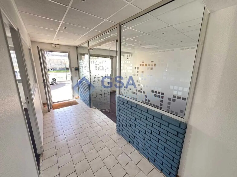 Office in Lisses for lease - Interior Photo - Image 3 of 4