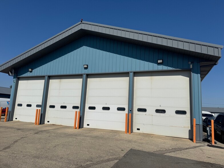 460 Jennings Dr, Lake In The Hills, IL for lease - Building Photo - Image 2 of 24