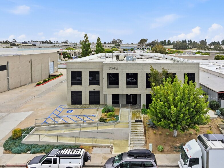 7745 Arjons Dr, San Diego, CA à vendre - Photo du bâtiment - Image 3 de 5